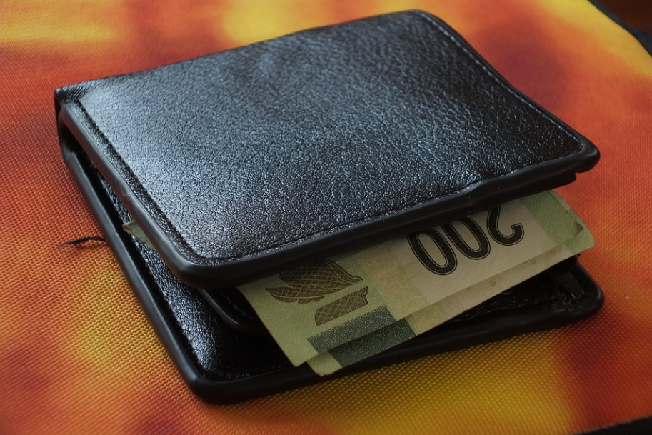 wallet with notes